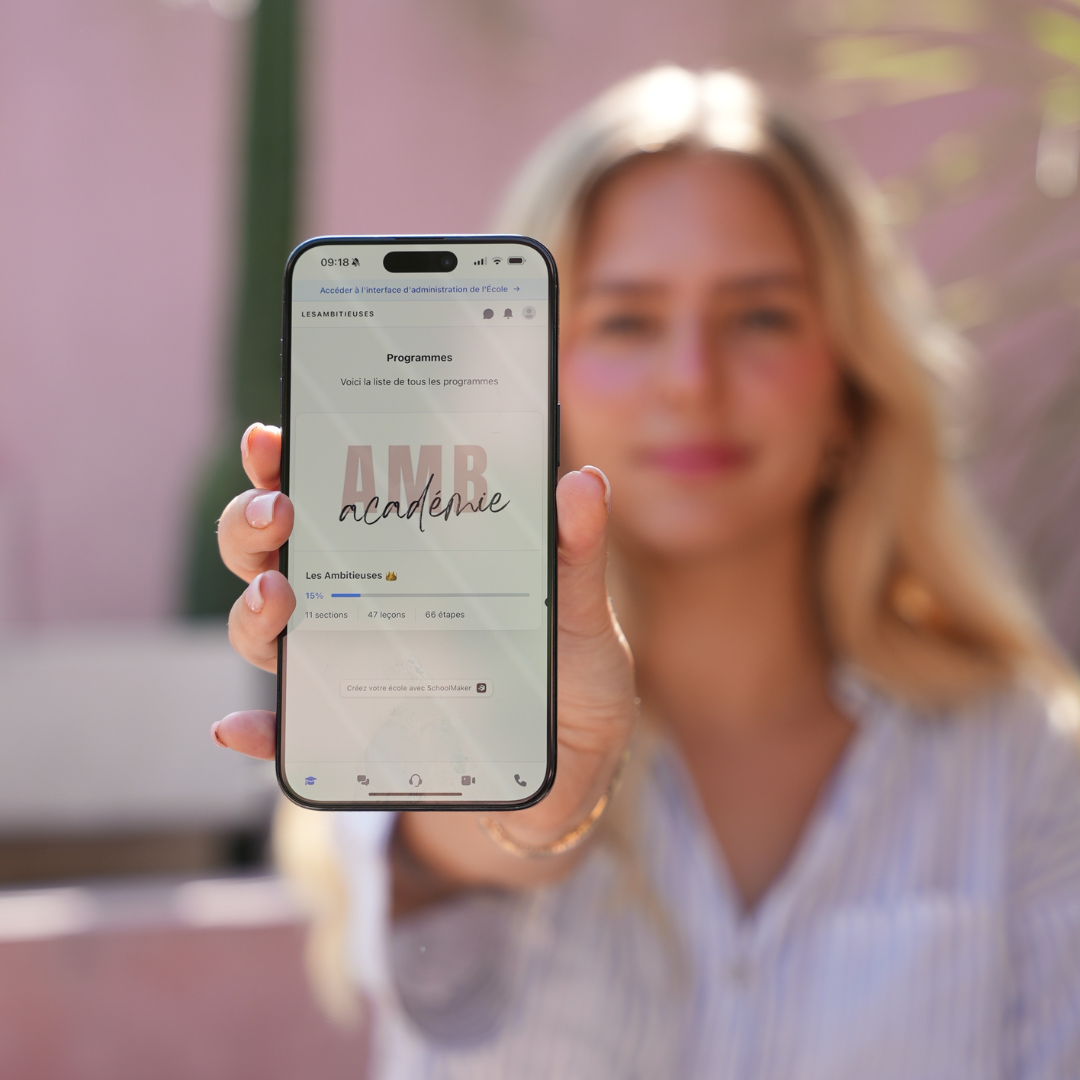 Sarah tenant son téléphone avec l'interface AMB Académie
